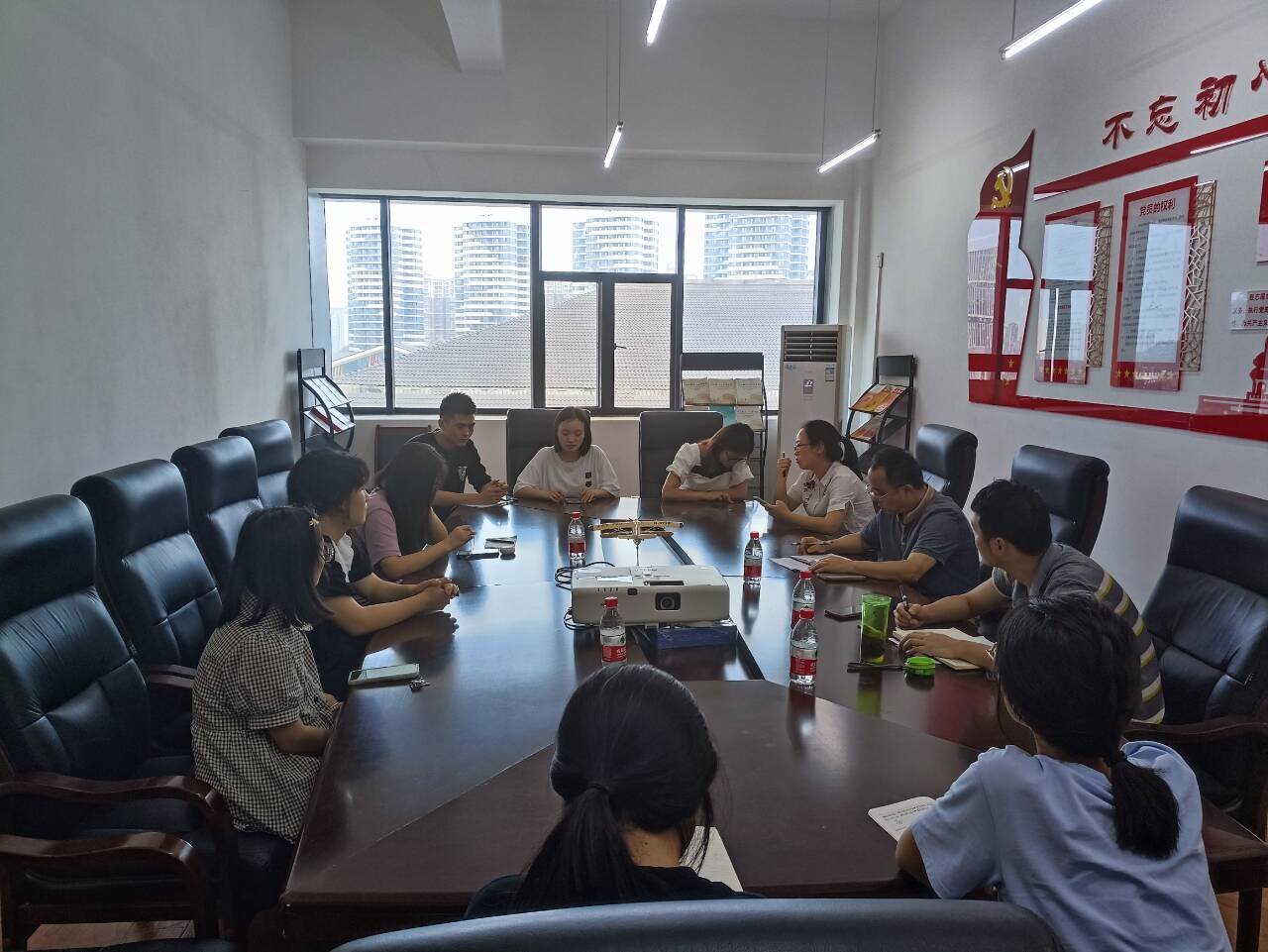 学生党员座谈会.jpg 学生党员座谈会.jpg